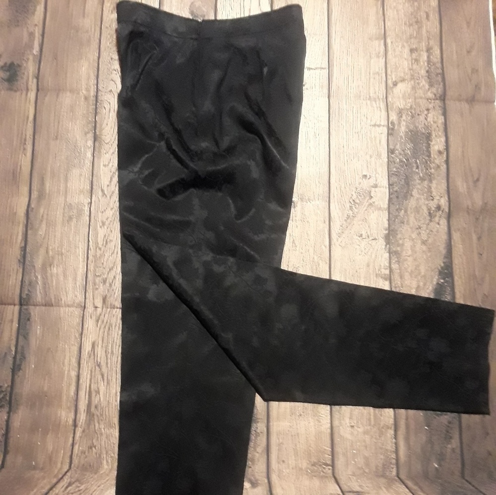 Long pants with a floral print that's fully lined.